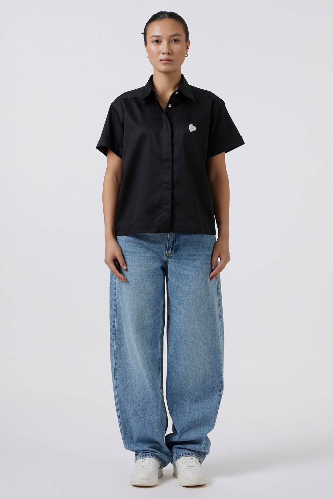 PEARL HEART BLACK CROP SHIRT