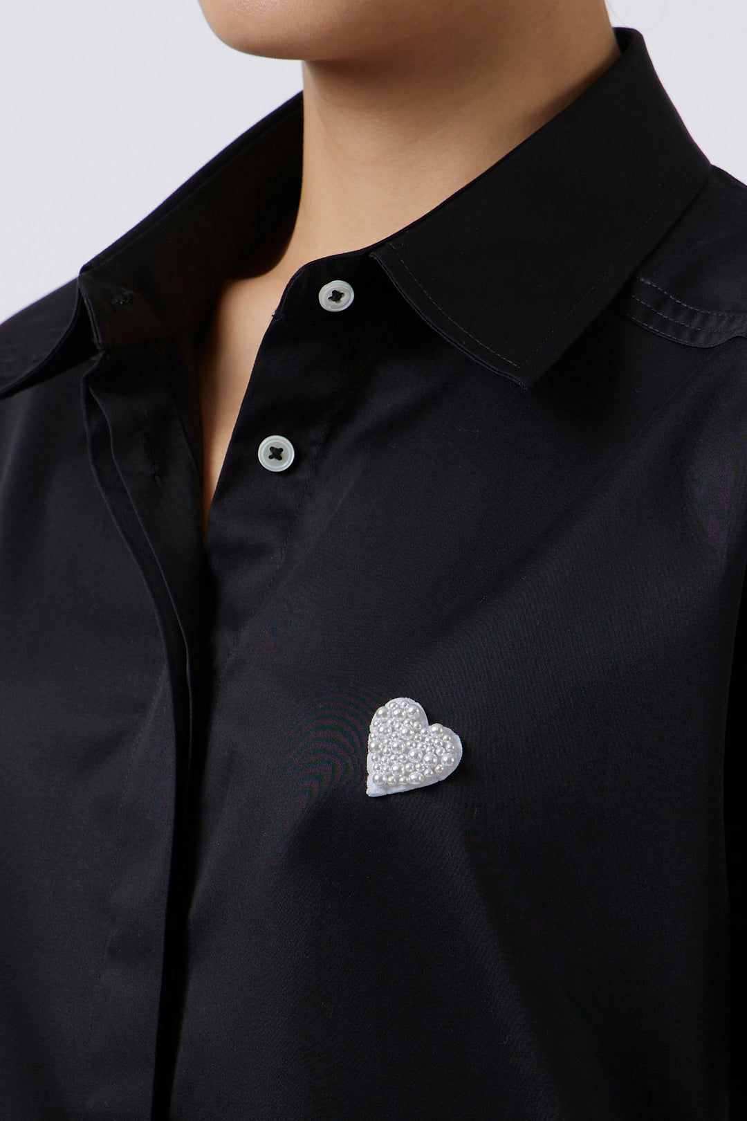 PEARL HEART BLACK CROP SHIRT