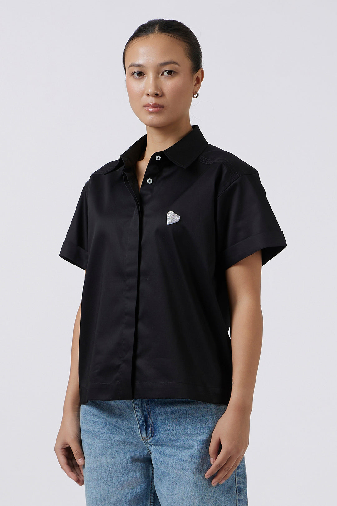 PEARL HEART BLACK CROP SHIRT